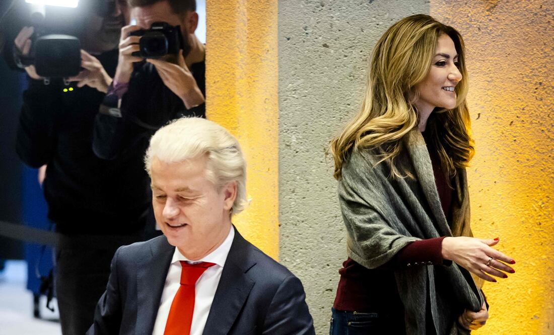 El líder del Partido por la Libertad (PVV), Geert Wilders (izquierda), y la lideresa del Partido Popular por la Libertad y la Democracia (VVD), Dilan Yesilgoz-Zegerius, asisten a una reunión en la Cámara de Representantes en La Haya. Foto: AFP