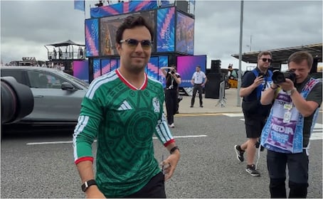 Checo Pérez presume la playera de México en su llegada al Gran Premio de Gran Bretaña