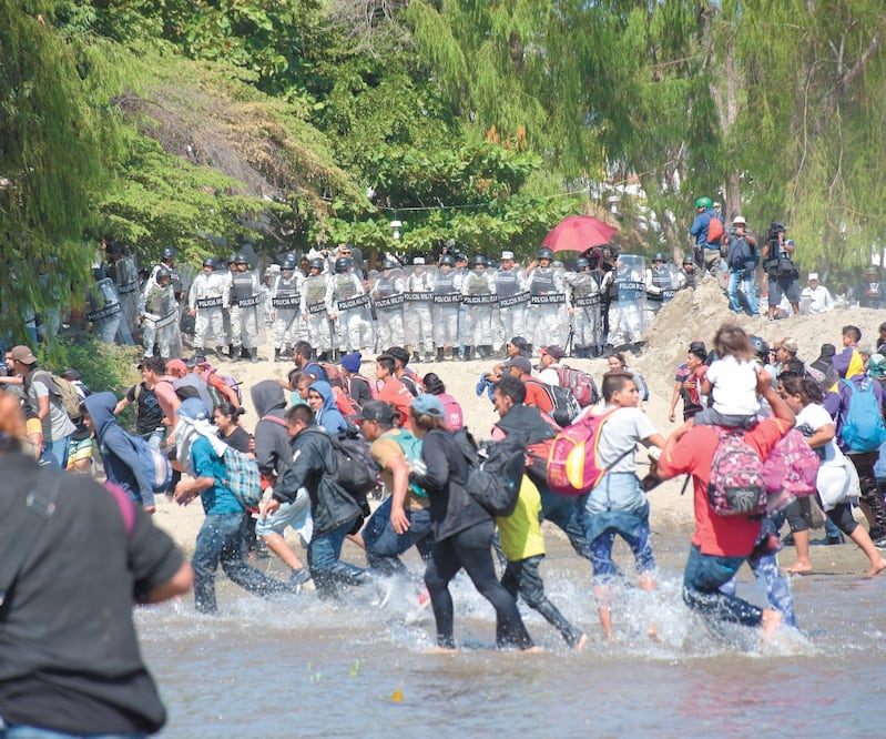 Miles de migrantes centroamericanos, algunos de ellos con niños en brazos, cruzaron el río Suchiate. Del lado mexicano los esperaba la Guardia Nacional. Foto: JACOB GARCÍA. EL UNIVERSAL