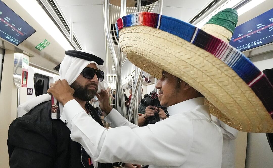 Aficionados en el metro de Qatar / FOTO: AP