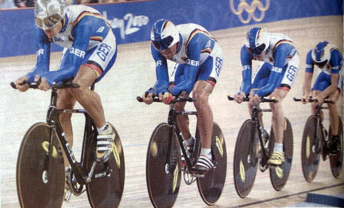 Si de tecnología se trata, no se puede ignorar al equipo alemán de la persecución de 4000 metros. Desde los tenis acoplados al pedal a la perfección, hasta los cascos con visor integrado, sin olvidar el traje de una pieza con mangas largas que llegaban a las palmas de las manos en caso de ser necesario, no hay duda de que era uno de los mayores adelantos de la época en trajes para ciclistas profesionales. Archivo EL UNIVERSAL.