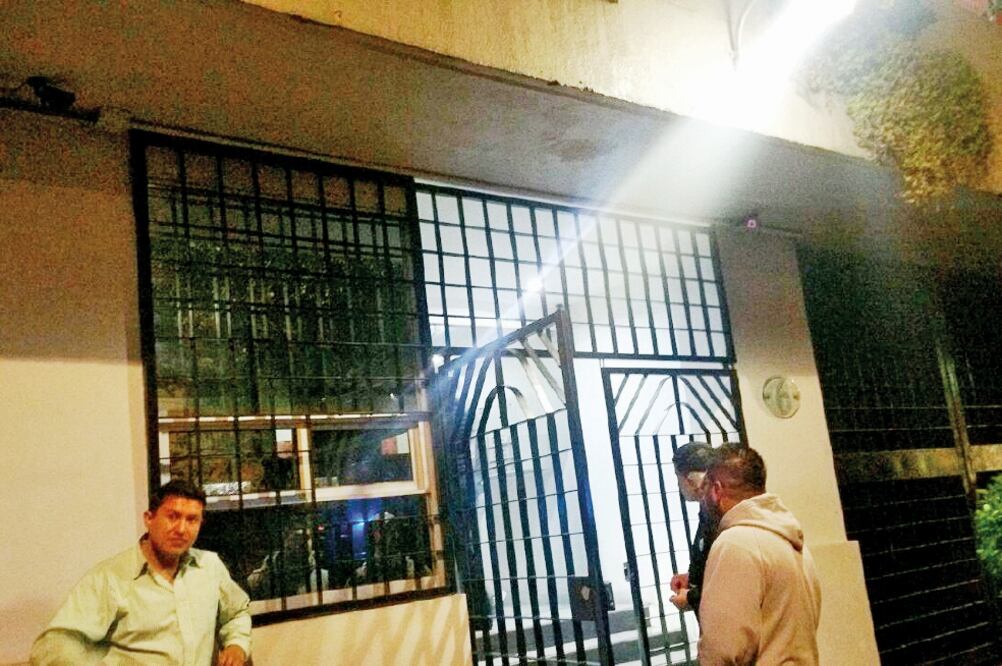Dos federales —uno de ellos dijo llamarse Manuel Villafuerte— y dos civiles fueron apresados por la Policía Auxiliar en este edificio ubicado en la calle de Indiana esquina con Texas, colonia Nápoles, donde estaban las plagiadas (SSP- CDMX)