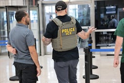 Gobierno de Trump detiene a 2,100 migrantes en NY en 30 días; "todos eran criminales, lo peor de lo peor"