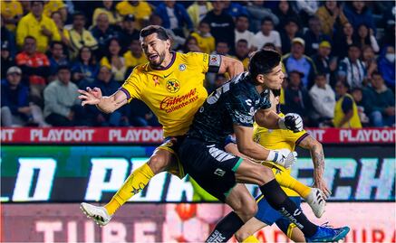 El fuerte choque entre Henry Martín y Carlos Moreno; ¿debió ser expulsión para el portero de Pachuca?