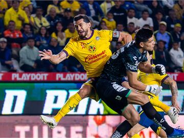 El fuerte choque entre Henry Martín y Carlos Moreno; ¿debió ser expulsión para el portero de Pachuca?