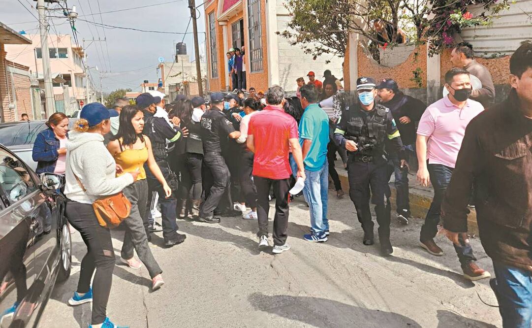 Los vecinos detuvieron y golpearon a una cómplice. Foto: Especial.