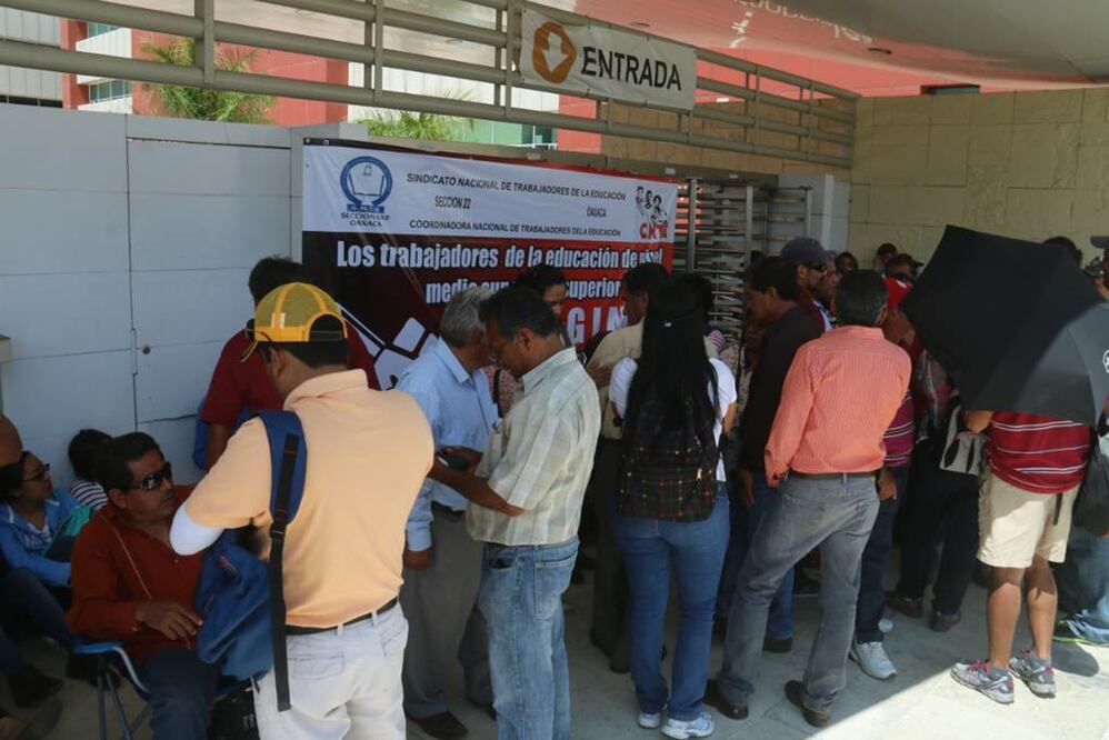 Integrantes del Sindicato Nacional de Trabajadores de la Educación tomaron este martes los accesos de Ciudad Administrativa en Oaxaca. Foto Quadratín