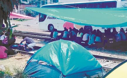 Bloquean vías del tren por reforma educativa