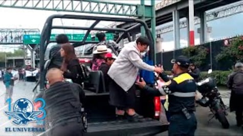 Policías dan "aventón" a pasajeros por bloqueo de federales en el AICM