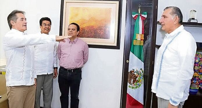 Adán Augusto toma protesta a Hernán Bermúdez, actualmente detenido por sus nexos con La Barredora, como titular de Seguridad en Tabasco. Foto: Especial