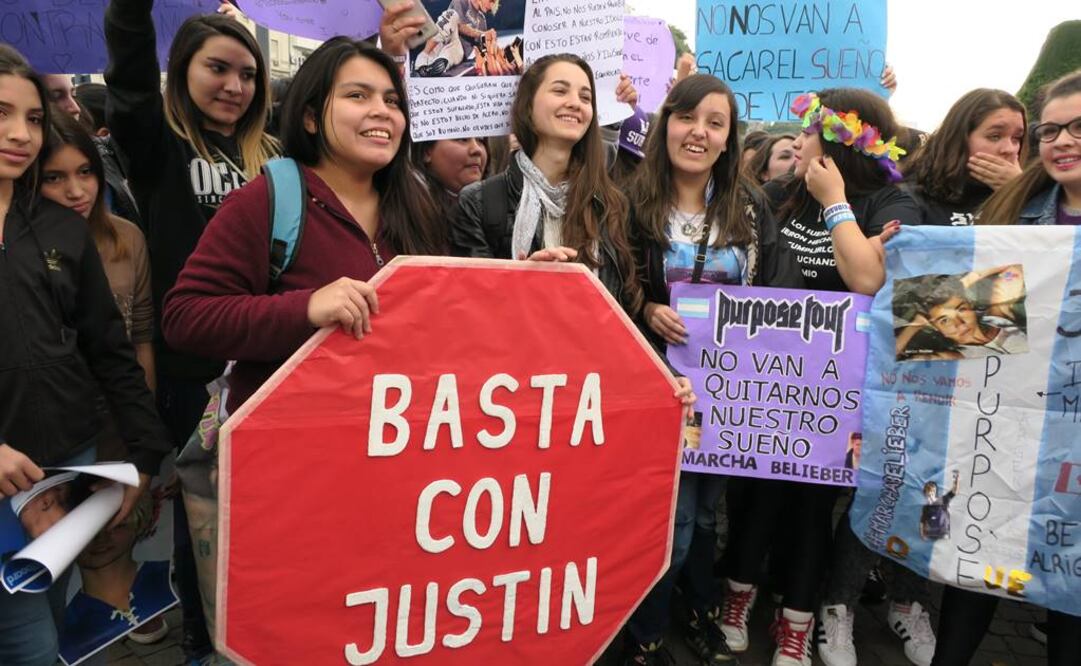 "Estamos sufriendo con esto, la pasamos mal, estamos tristes porque Justin es nuestro ídolo. Solamente queremos verlo cantar", expresó una fan. FOTO: Natalia Kidd/EFE.