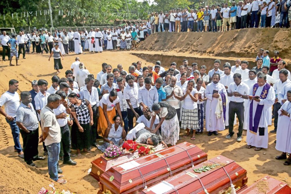 Habitantes de Sri Lanka comenzaron ayer a enterrar a las víctimas de los atentados del pasado domingo, en un cementerio cercano a la iglesia de San Sebastián, en Negombo. Foto: ATHIT PERAWONGMETHA. REUTERS