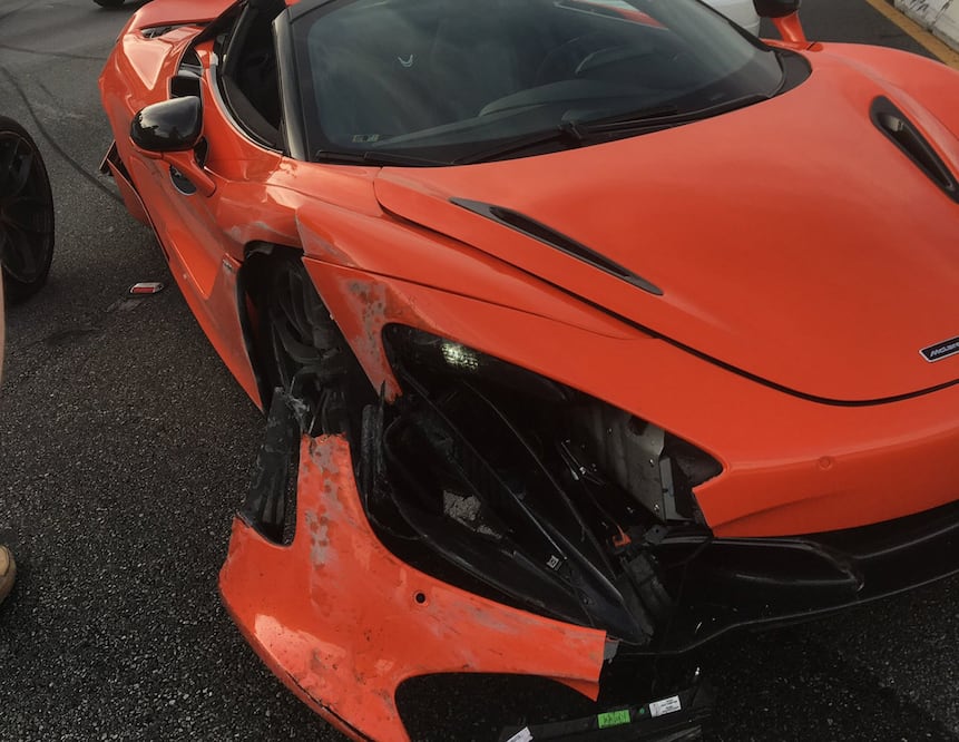 Hombre renta superdeportivo de lujo y lo destruye en carrera ilegal