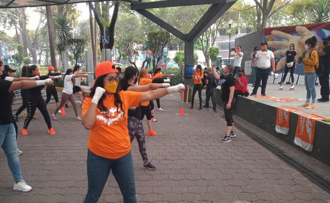 La campeona mundial puso una rutina básica de pugilismo, en símbolo para fortalecer la lucha feminista, desde una óptica deportiva. Foto: Especial 