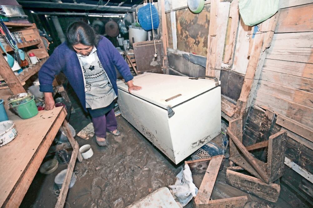 La tarde del domingo se registró una ruptura en un tubo de la Línea 1 del Sistema Cutzamala, lo que provocó que más de 300 familias perdieran aparatos eléctricos y algunos de sus animales de granja (JORGE ALVARADO. EL UNIVERSAL)