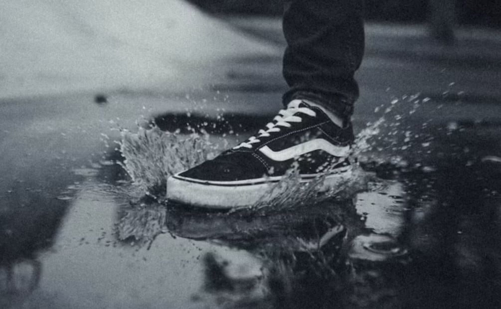 La lluvia no tiene por qué ser el enemigo de tus zapatos. Foto: Unplash