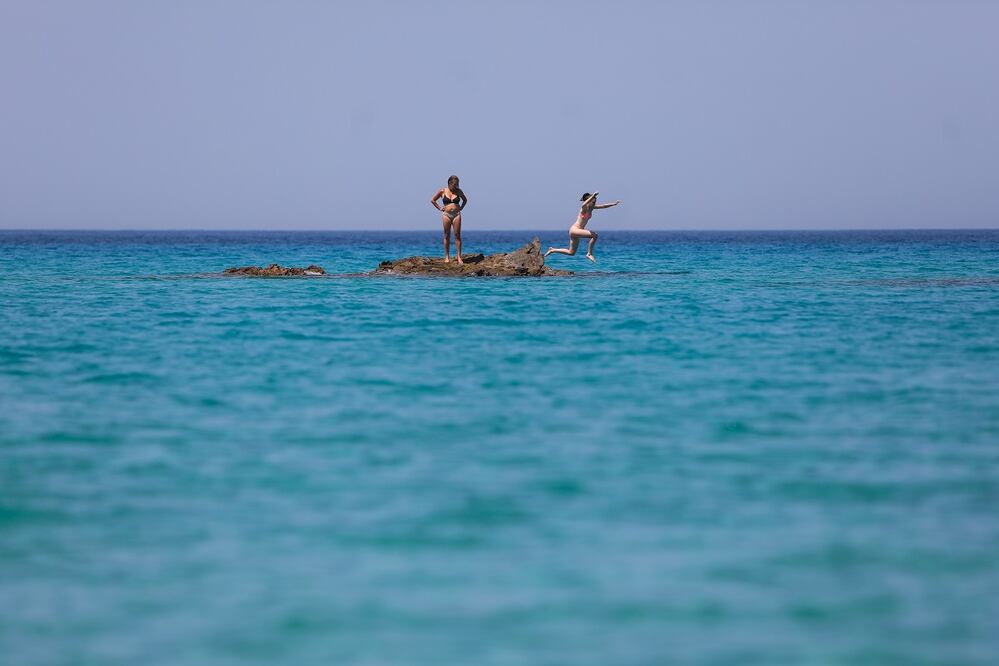 Turistas en la playa de Livadi, en la isla de Ikaria. Se espera que las temperaturas suban hasta los 45 grados en algunas partes de Grecia el 22 de julio. Foto: EFE
