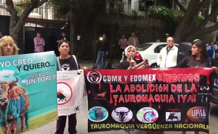 Entre protestas, llega AMLO a casa de transición