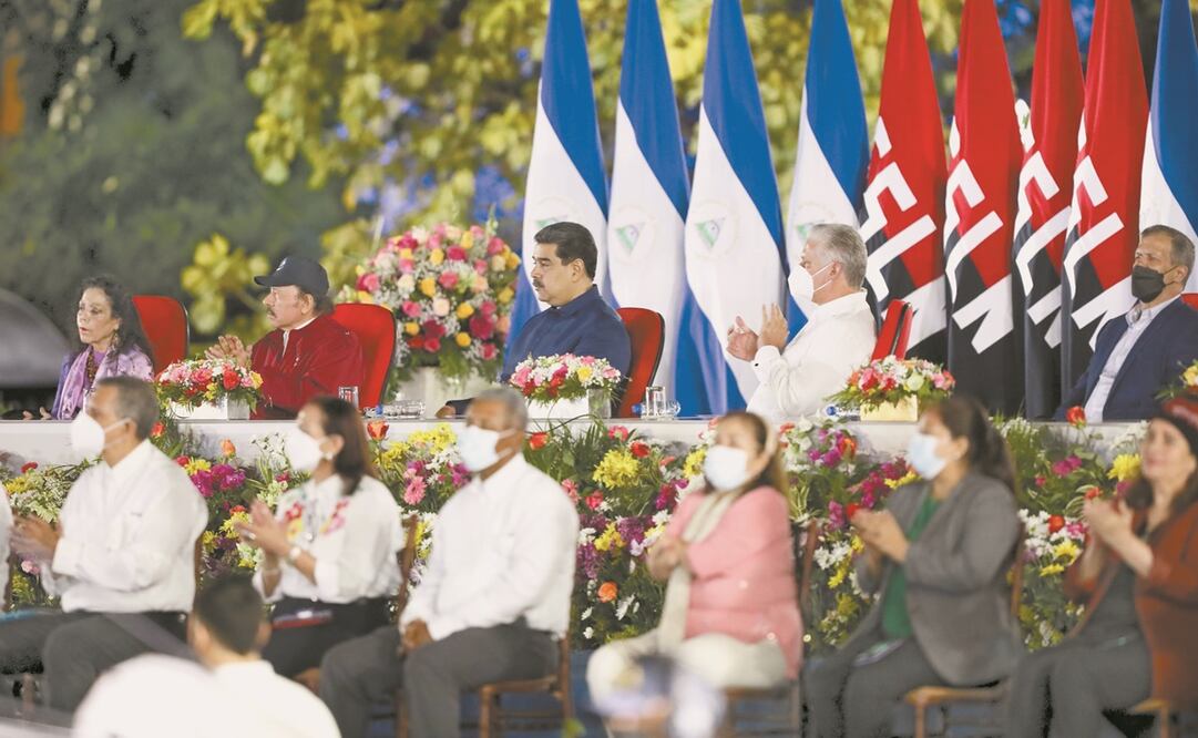 El presidente de Nicaragua, Daniel Ortega, con el venezolano Nicolás Maduro y el cubano Miguel Díaz-Canel, entre otros, invitados a su investidura en Managua. Foto: EFE