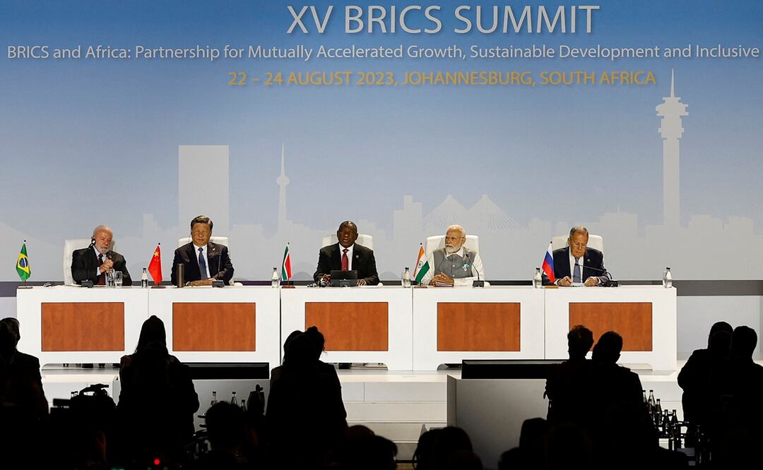 El presidente de Brasil, Luiz Inácio Lula da Silva, el presidente de China, Xi Jinping, el presidente de Sudáfrica, Cyril Ramaphosa, el primer ministro de India, Narendra Modi, y el ministro de Asuntos Exteriores de Rusia, Sergei Lavrov asisten a la Cumbre BRICS. Foto: AFP