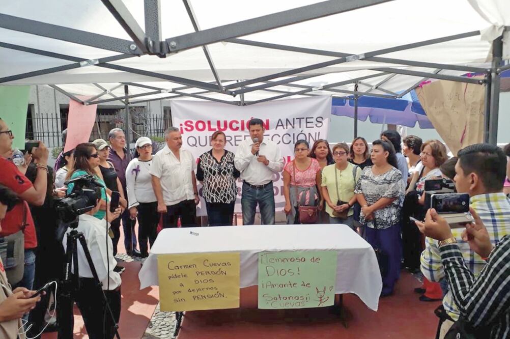 Empleados del Tribunal Superior de Justicia iniciaron un plantón para exigir una reunión con la magistrada Verónica Cuevas, quien consideró que los diputados invadieron su esfera de competencia (FOTOS: TONY RIVERA. EL UNIVERSAL)