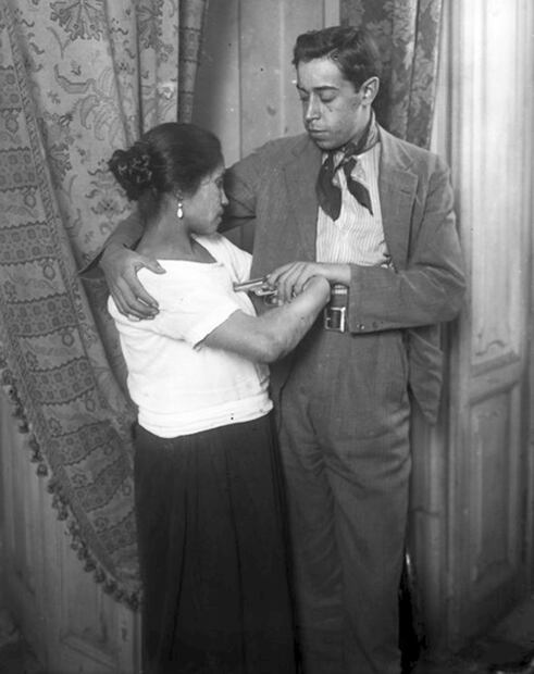 Escenificación de un crimen pasional. En 1933, EL UNIVERSAL ILUSTRADO afirmó que ninguna infidelidad merecía la muerte y que siempre existía la opción del divorcio para evitar la violencia conyugal, pero eso no paró que más mujeres “pagaran con su vida el enorme crimen de haberse equivocado”. Foto: Mediateca INAH.