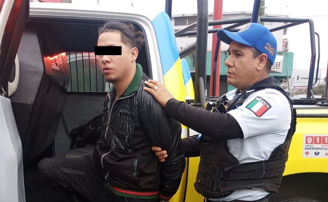 Un joven fue detenido por oficiales policíacos de Nuevo León al ser señalado de pagar cuatro mil pesos con billetes falsos en una tienda de la cadena comercial Oxxo. Foto: Especial