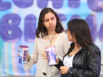 Ni el calor vende cerveza en el Tecate Emblema: fans rechazan altos precios