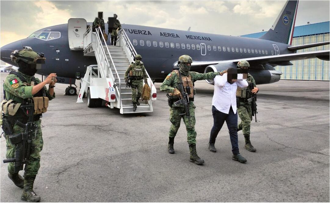 Elementos del Ejército trasladan a "El Piyi", operador de "Los Chapitos" desde Culiacán, Sinaloa. Foto: Especial