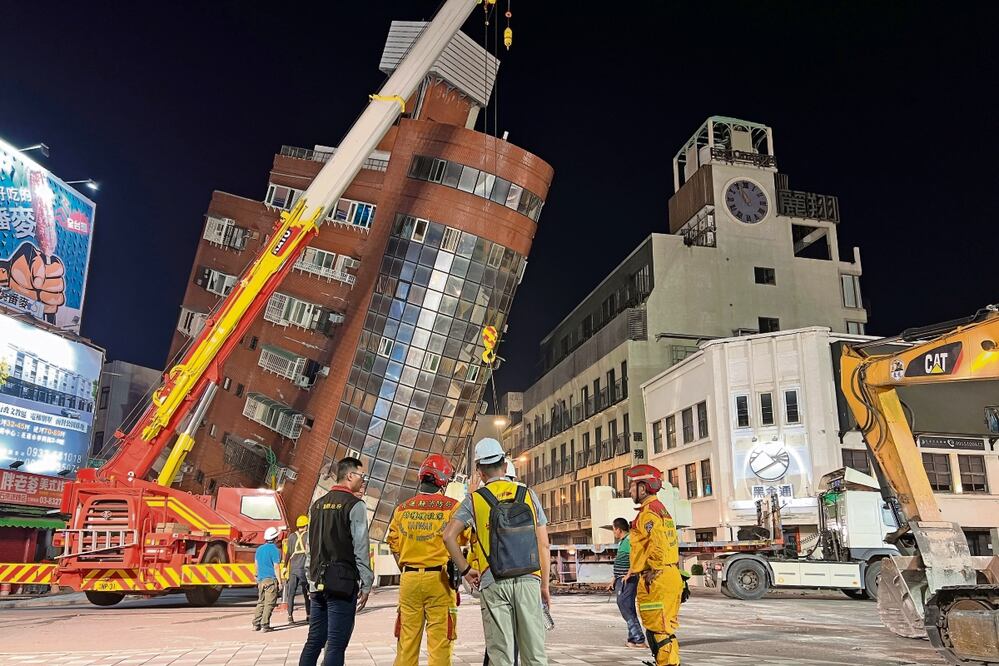 Rescatistas cerca de un edificio inclinado después de un terremoto en Hualien, al este de Taiwán. Foto: de Johnson Lal.AP