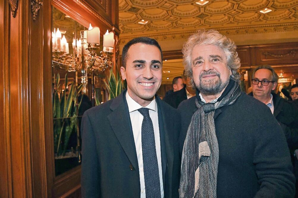 Luigi Di Maio (izq.), líder del Movimiento 5 Estrellas, con el fundador del partido, Beppe Grillo, ayer en Roma. (ALESSANDRO DI MEO. AP)