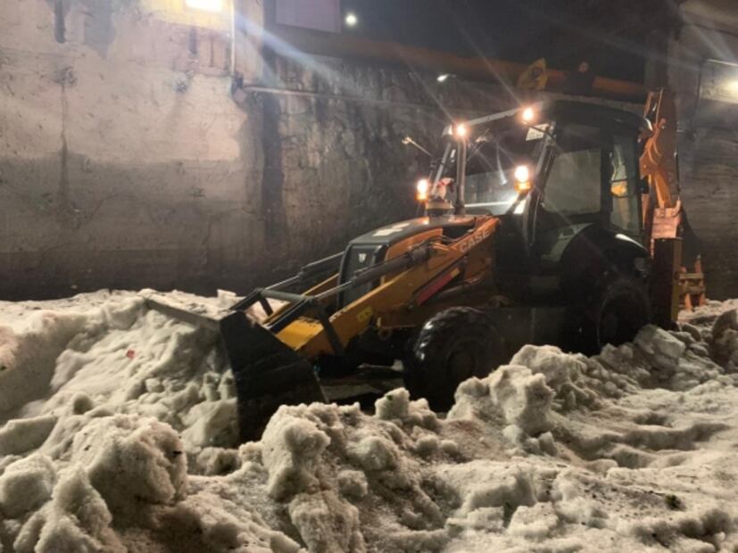 Muere hombre en su automóvil tras quedar atrapado por el hielo en el Periférico