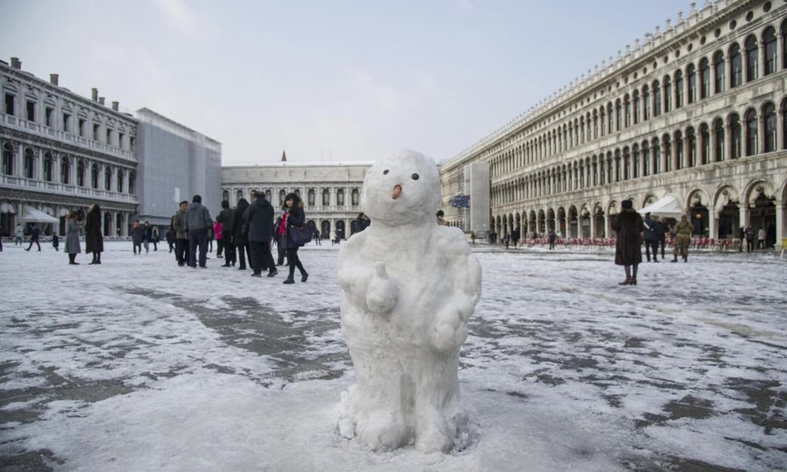 Un muñeco de nieve saluda a la cámara en la plaza de San Marcos, en Venecia, Italia. FOTO: Riccardo Gregolin. EFE