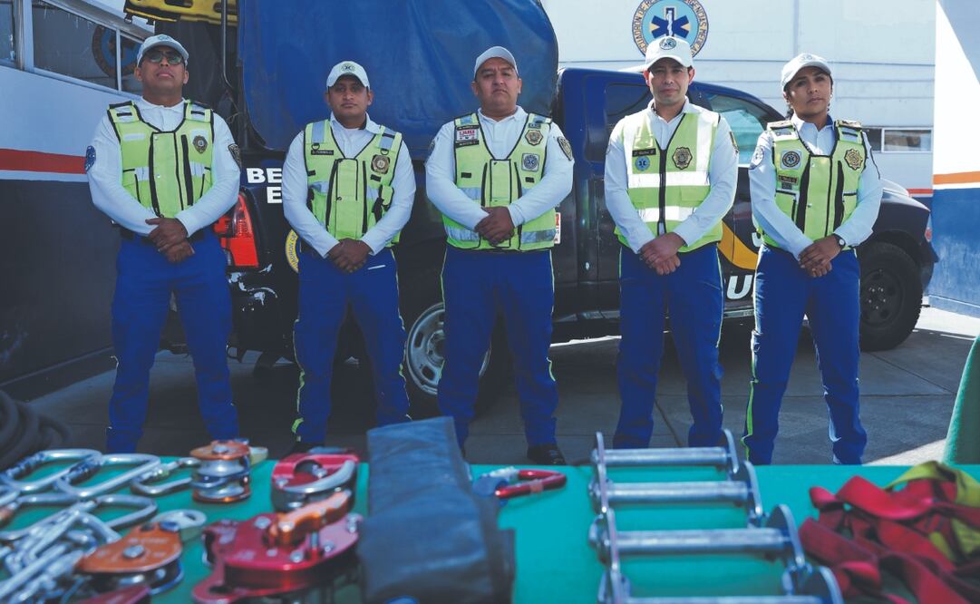 Con ayuda de arneses y mosquetones, los paramédicos del ERUM pusieron a salvo al hombre que trepó el árbol de 10 metros. Foto: de FERNANDA ROJAS. EL UNIVERSAL