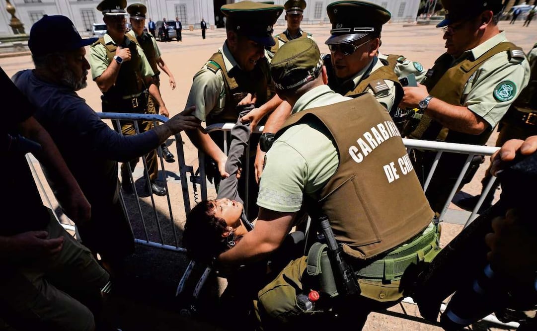 La policía detuvo a un manifestante que saltó la valla de seguridad frente a La Moneda, un día después que José Antonio Kast ganó las elecciones. Foto: Esteban Felix / AP