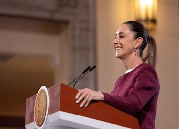 Sheinbaum realiza transmisión simultánea en escuelas de México por el Día de la Bandera; Sedena entrega banderas