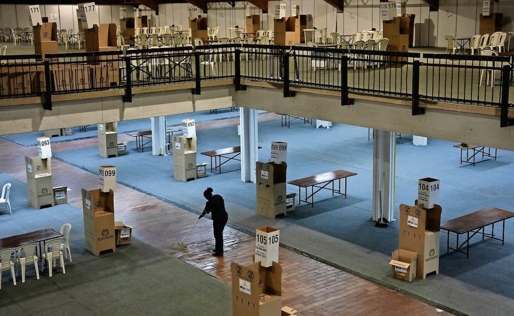 Una empleada limpia un centro de votación en Bogotá a fin de prepararlo para la segunda vuelta de las elecciones presidenciales del domingo. Foto: AP Photo/Fernando Vergara