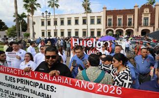 Marchan sindicatos de la Universidad de Sonora; exigen solución a revisiones laboral y salarial