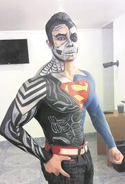 Hace del cuerpo un lienzo y lo convierte en cómic