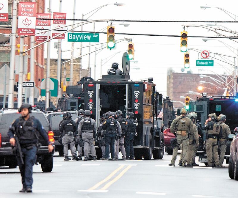 Equipos del escuadrón SWAT, agentes de las policías federal y estatal acudieron al lugar, y bloquearon la zona donde ocurrió el tiroteo en Jersey City. Foto: EDUARDO MUNOZ ALVAREZ. AP