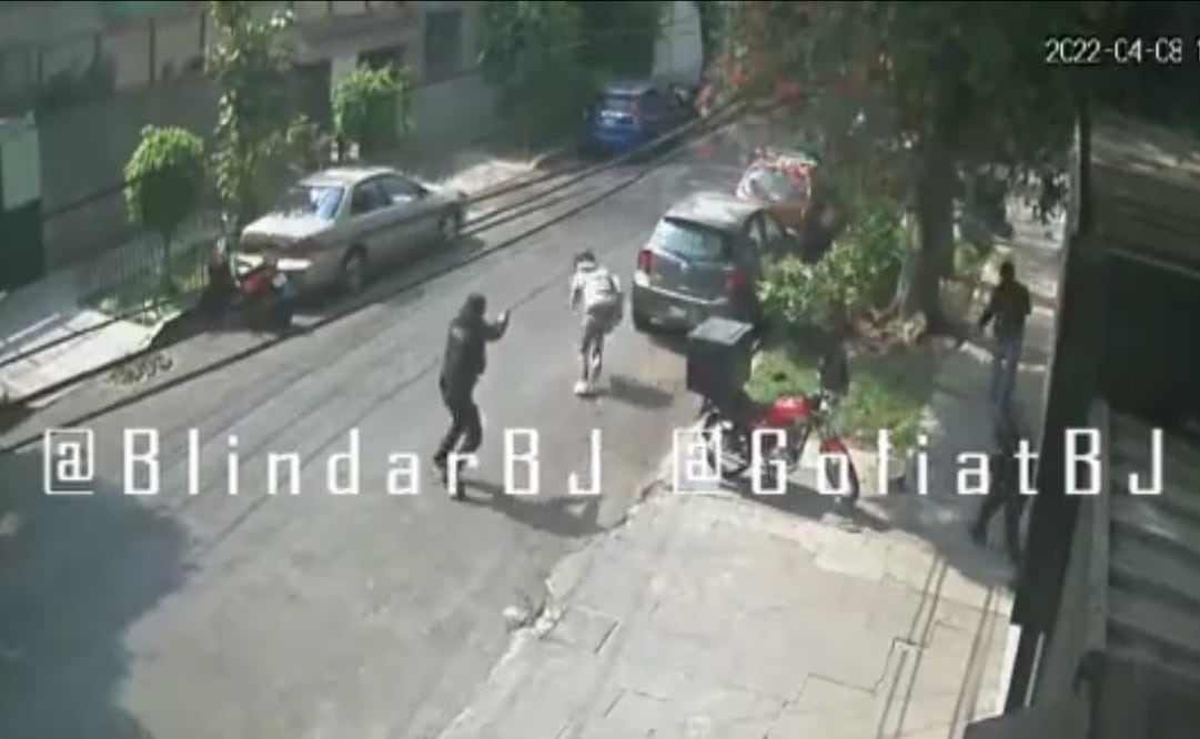 Los hechos ocurrieron sobre la calle Andalucía 245 hasta donde había arribado la víctima a realizar un servicio; ahí, dos sujetos en motocicleta lo interceptaron para robarlo. Foto: captura de video 