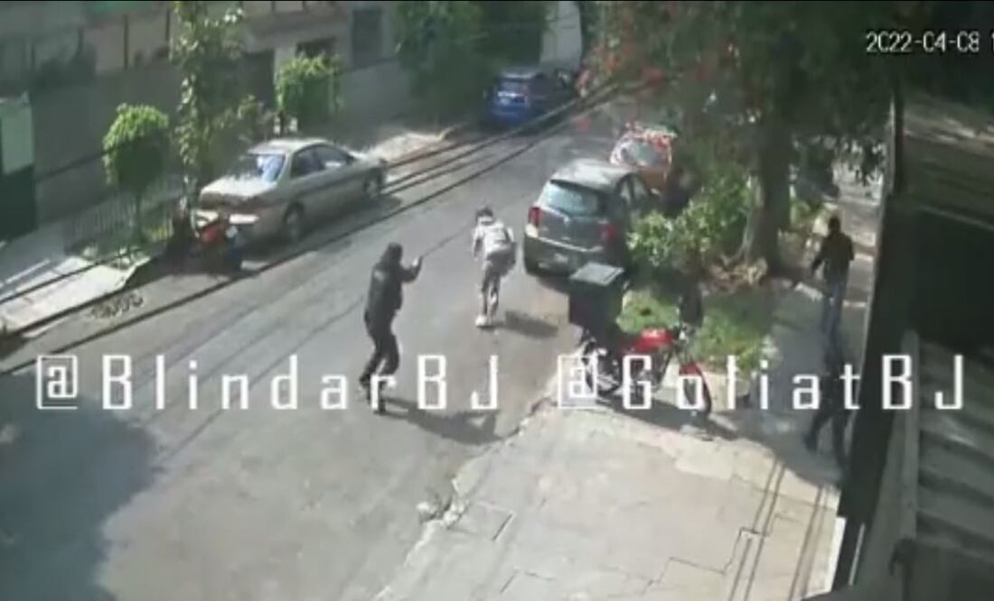 Los hechos ocurrieron sobre la calle Andalucía 245 hasta donde había arribado la víctima a realizar un servicio; ahí, dos sujetos en motocicleta lo interceptaron para robarlo. Foto: captura de video
