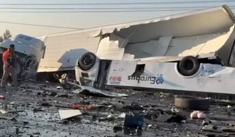 Choque entre un tráiler y un camión de pasajeros en carretera Silao-Irapuato deja dos muertos y siete heridos