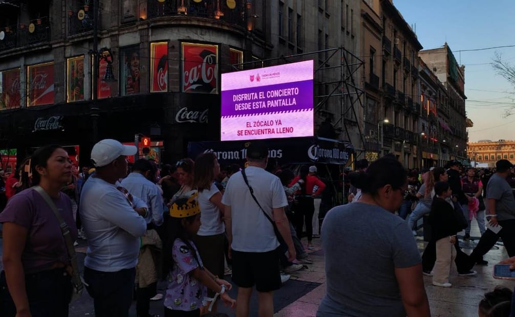 Pantallas informan que el Zócalo ya fue llenado previo al concierto de Shakira (01/03/2026). Foto: Aranxta Meave / EL UNIVERSAL