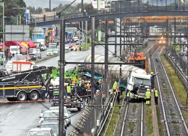 Tarda ocho horas retiro de pipa que chocó contra Metro