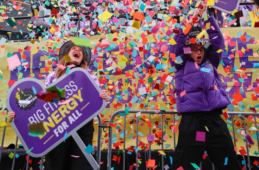 Cae confeti durante un ensayo de Nochevieja en Times Square en Nueva York. Foto: AFP