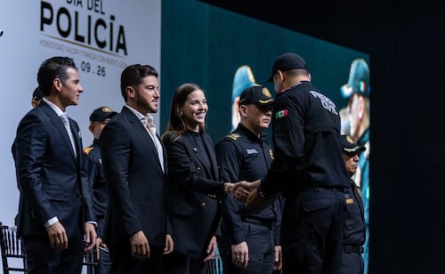 Samuel García y Mariana Rodriguez galardonan a elementos de Fuerza Civil Nuevo León; institución cumple 15 años