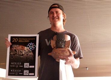 Templo Mayor regala réplica de vasija Tláloc a visitante 20 millones