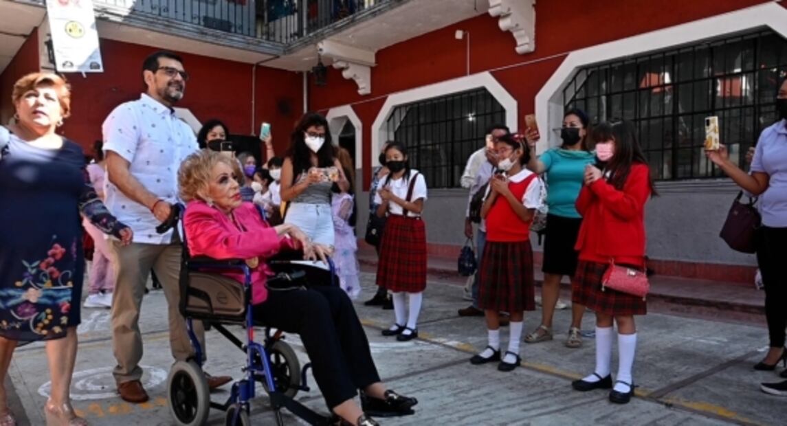 Silvia Pinal regresa a la escuela primaria donde estudió y la reciben con aplausos 