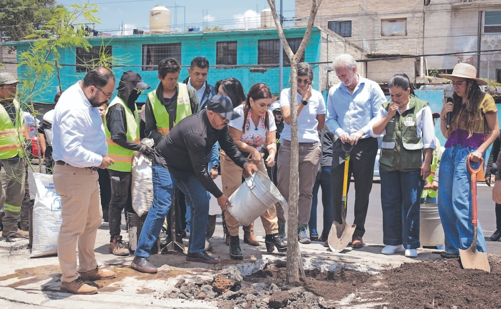 La jefa de Gobierno encabezó el arranque del plan de reforestación urbana en Iztacalco. Foto: Santiago Cadena/ EL UNIVERSAL